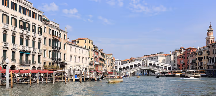 Panorama av Canal Grande med Rialtobroen i Venezia