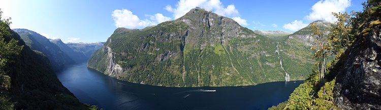 Panorama over Geirangerfjorden med bratte fjell og fosser