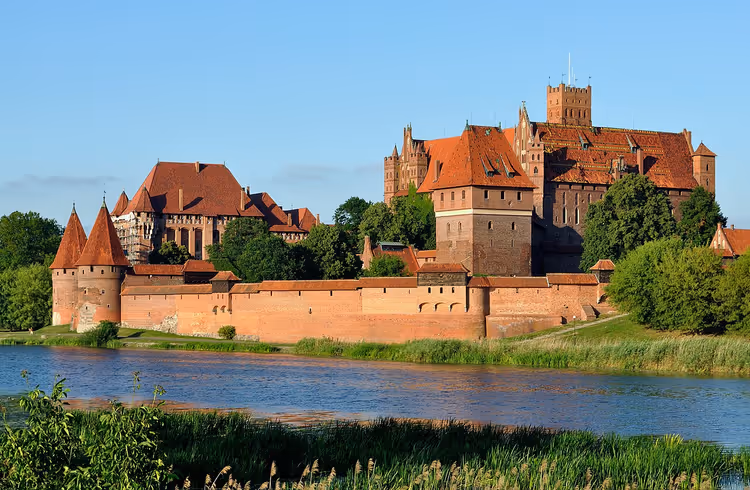 Panorama van Kasteel Malbork aan de rivier