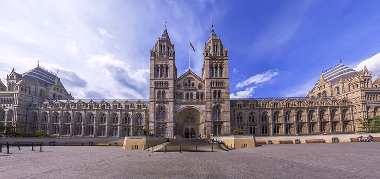 Panorama av fasaden til Natural History Museum i London