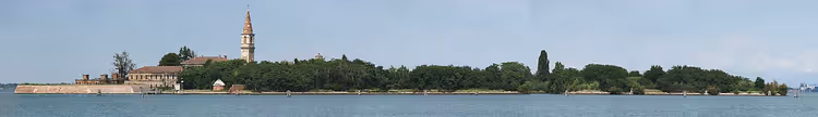 Çan kulesiyle Poveglia Adası panoraması