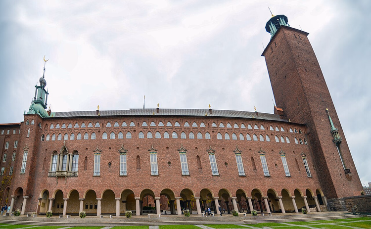 Stockholmer Stadshus mit hohem Backsteinturm