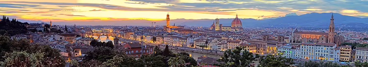 Panorama van Florence bij zonsondergang met de koepel van de Duomo