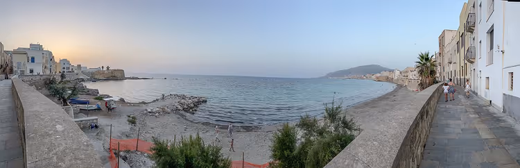 Panorama van de kust van Trapani met waterkant en zee