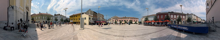 Panorama van het centrale plein van Poreč op een zonnige dag