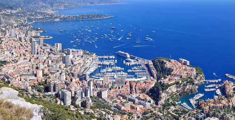 Panorama van Monaco met jachten en baai