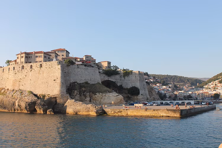 Oude stad van Ulcinj aan de Adriatische Zee