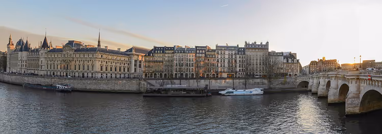 Panorama van de Conciergerie en de Pont Neuf