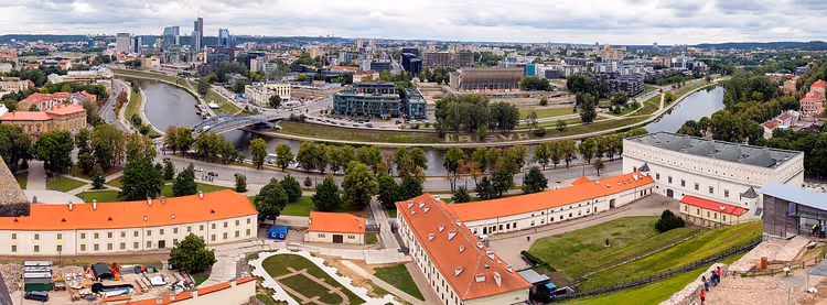 Nehir ve kırmızı çatılarla Vilnius panoraması