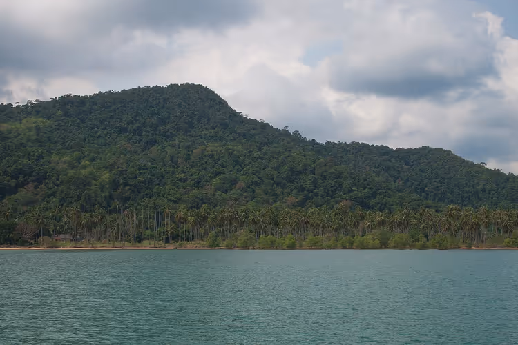 Koh Chang tepelerinin deniz üzerindeki panoraması
