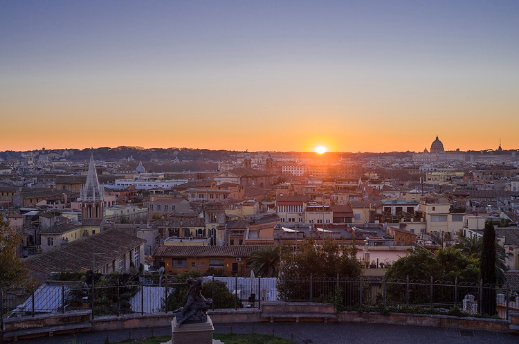 Panorama over takene i Roma fra Pincio i solnedgang