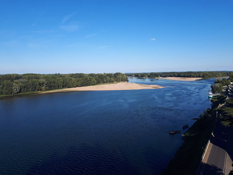 Loire largo com bancos de areia perto de Montsoreau