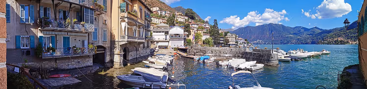 Tekneler ve evlerle Moltrasio limanı panoraması