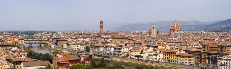 Panorama over Firenze med Duomo-kuppelen og Arno