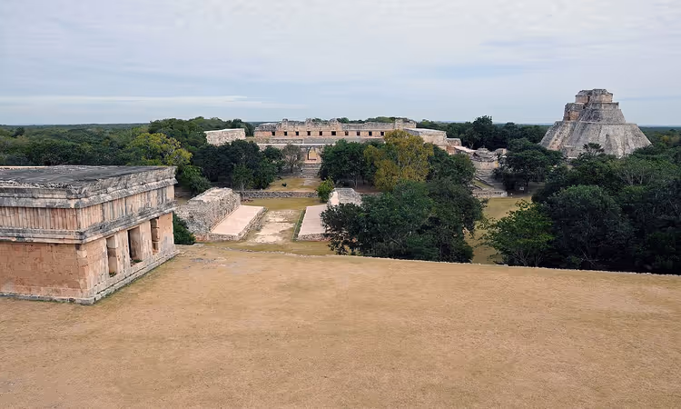 Piramidiyle antik Maya kenti Uxmal'ın panoraması
