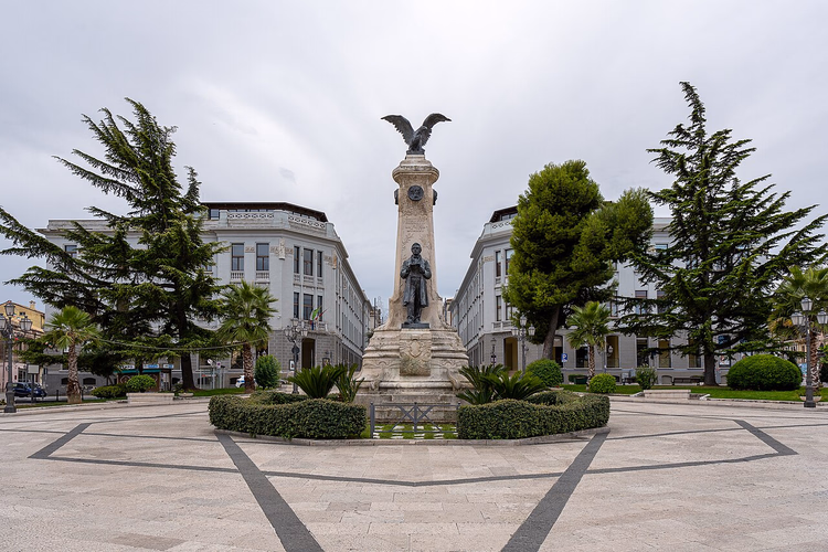 Gündüz Vasto Meydanı'nda Rossetti anıtı