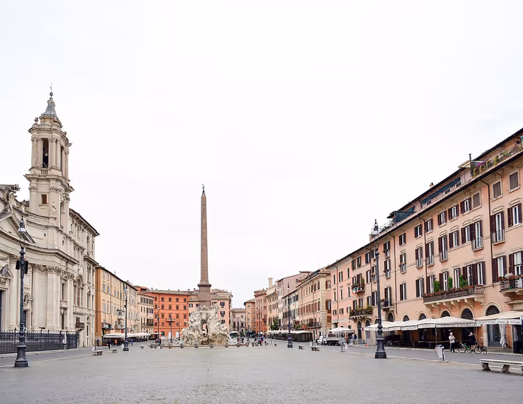Peaaegu tühi Piazza Navona obeliski ja purskkaevuga