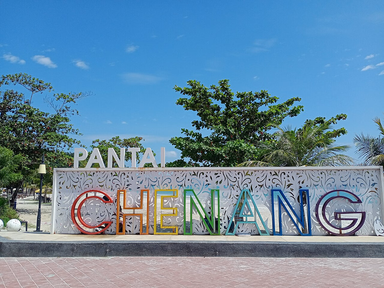 Värikäs Pantai Chenang -kyltti Langkawin rantakadulla