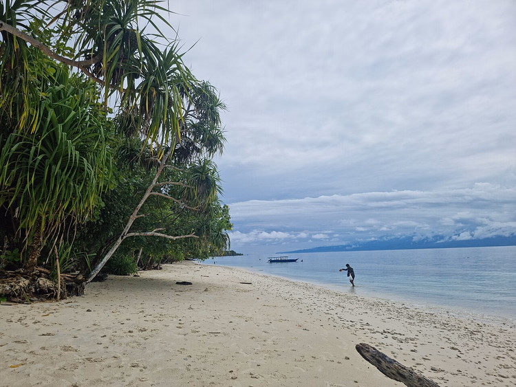 Strand der Insel Mansinam bei Manokwari