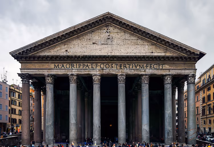 Roma'daki Pantheon'un portikosu ve sütunlarıyla cephesi