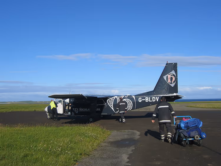 Papa Westray havaalanında uçak ve yolcular