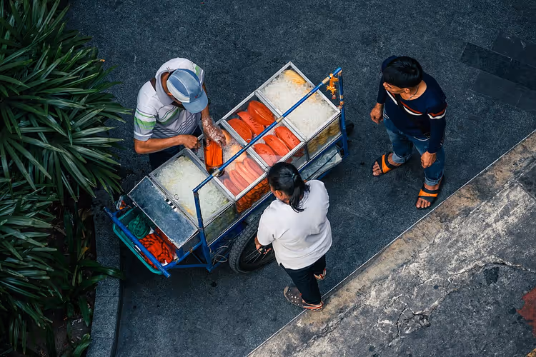 Gatumat på en marknad i Bangkok