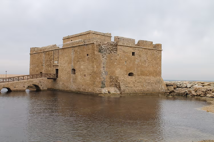 Kasteel van Paphos aan zee met een boogbrug