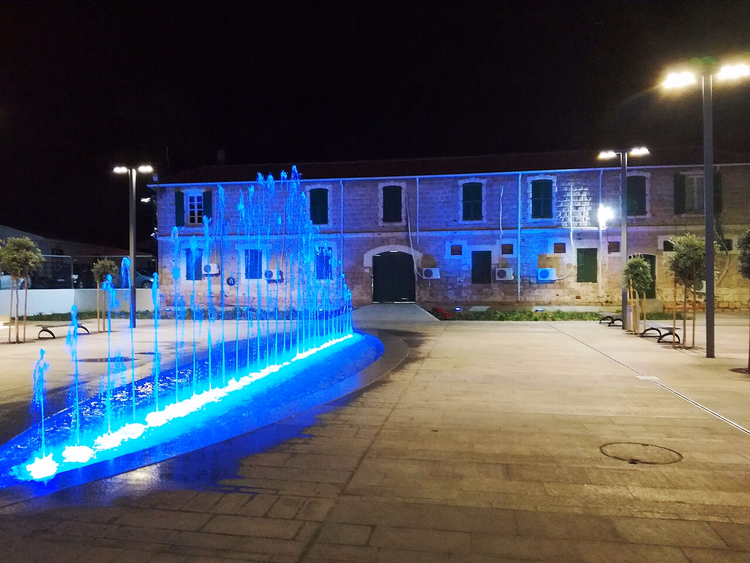 Verlichte fonteinen bij het oude politiebureau van Paphos