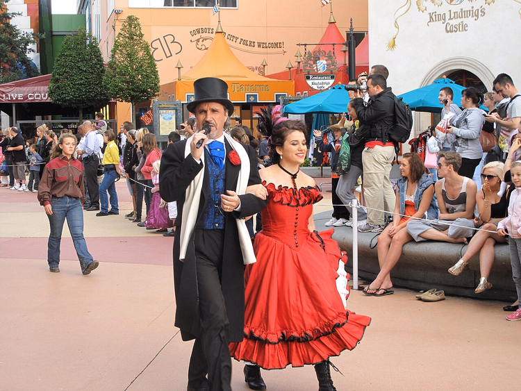 Verkleedde parade in de straat van Disney Village