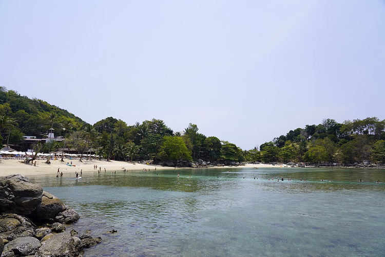 Phuket'in yeşil bir koyunda cennet gibi kumsal