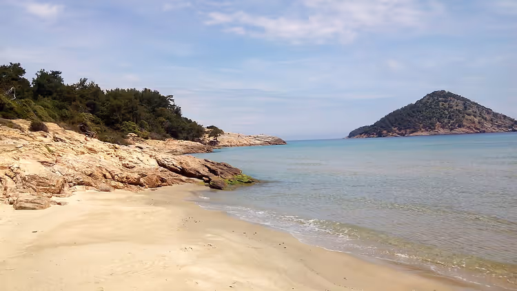 Sandstrand med klipper og hav på Thassos