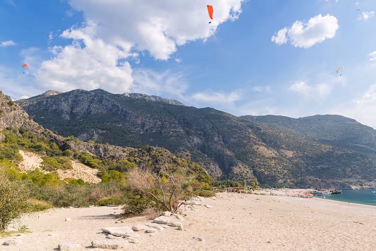 Babadag-fjellet og paraglidere over Ölüdeniz-lagunen