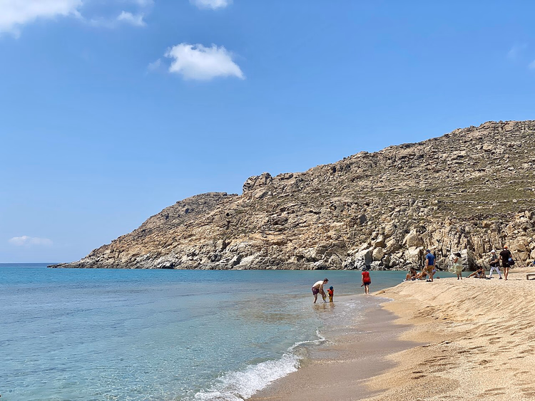 La playa de arena de Agrari con aguas turquesa y rocas
