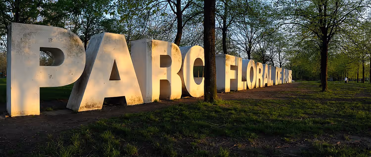 Объёмные буквы Parc floral de Paris в парке