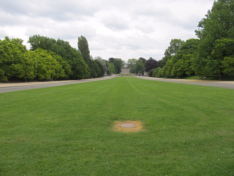 Gazon in het park van Laken met zicht op het koninklijk kasteel