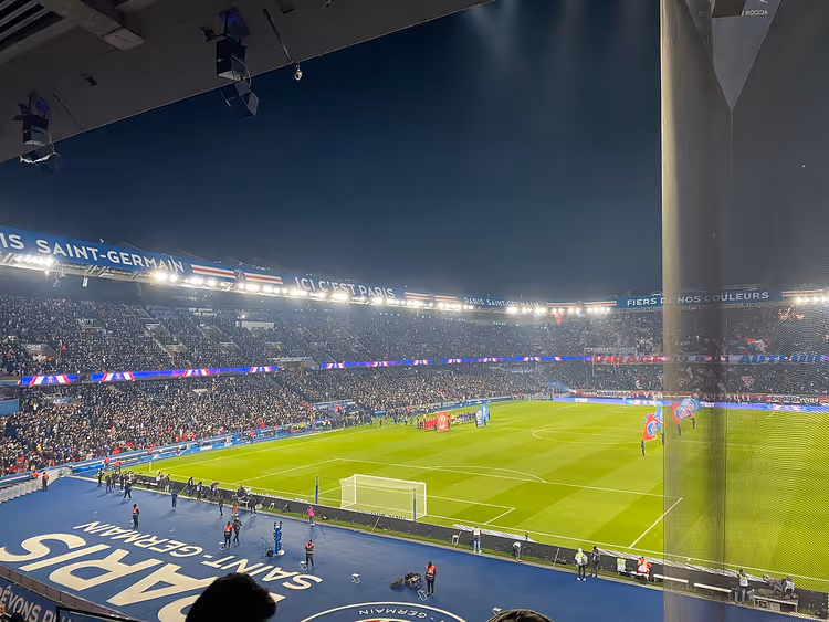 Paris'teki Parc des Princes stadyumunda gece maçı