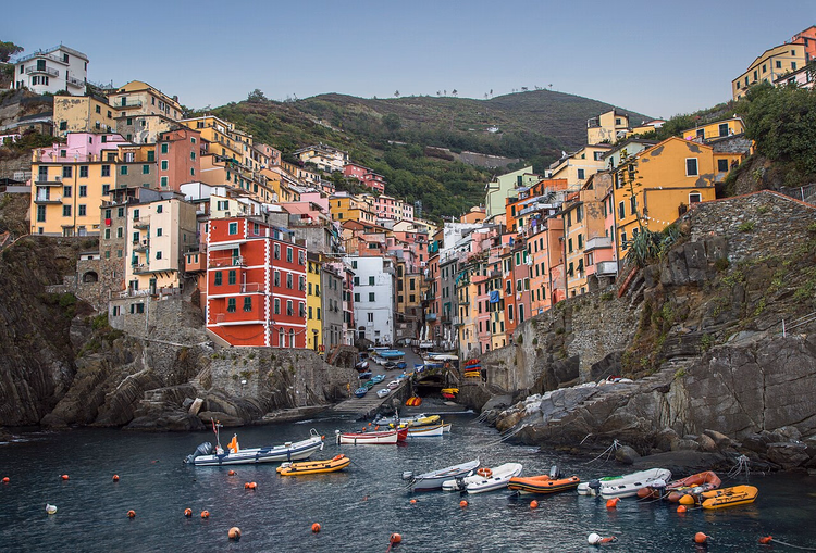 Case colorate di Riomaggiore sopra un porto con barche