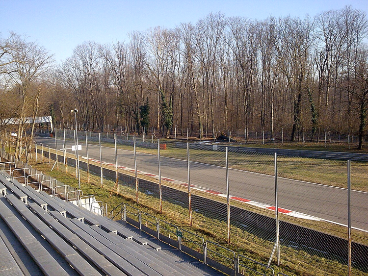 Tribuner og hovedlangsiden på Monza-banen
