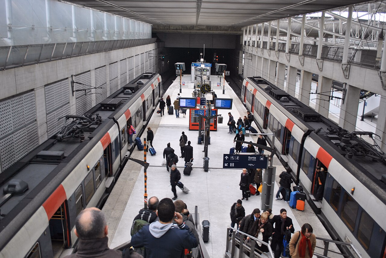 مسافرون على رصيف RER B في المطار