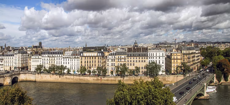 Panorama van de Seine en de Parijse kades met een brug