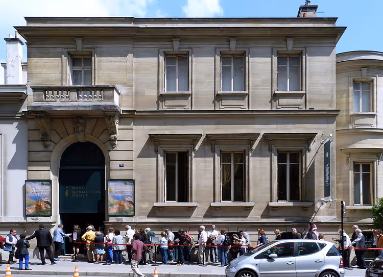 Girişte kuyruk olan Musée Marmottan Monet'nin cephesi