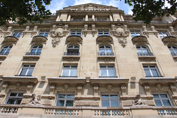 Utskåret steinfasade på Le Claridge-hotellet i Paris