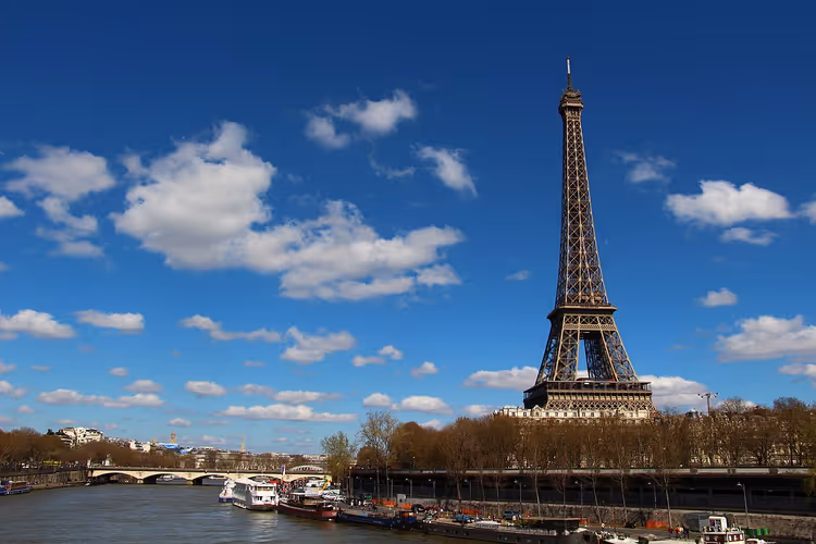 Eiffelturm über der Seine an einem klaren Tag