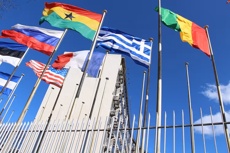 Paris'teki UNESCO merkez binasının önünde ülke bayrakları
