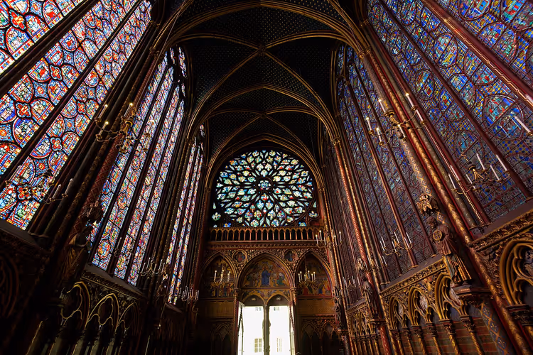Glassmalerier og hvelv i det øvre kapellet i Sainte-Chapelle i Paris