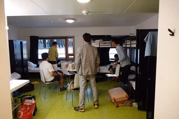 slaapzaal in een hostel met stapelbedden