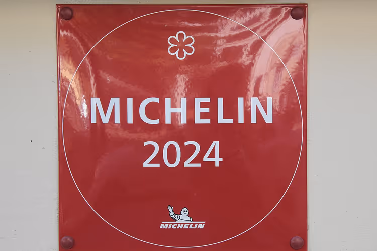 Красная табличка Michelin 2024 на стене