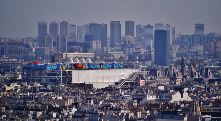 Panorama de Paris com o Centro Pompidou a partir de Montmartre