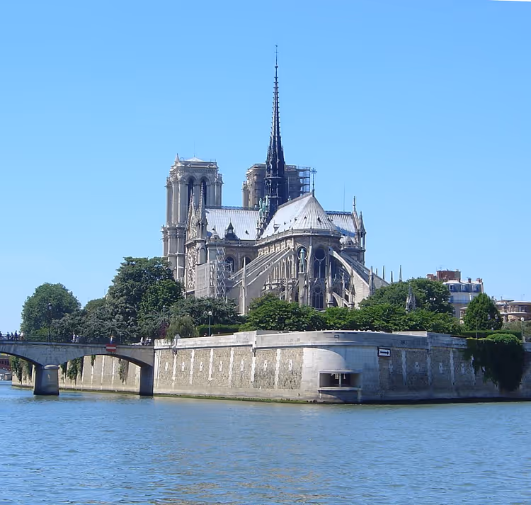 Catedral de Notre-Dame na Ile de la Cite, vista do Sena