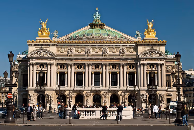 Fachada principal do Palais Garnier de dia